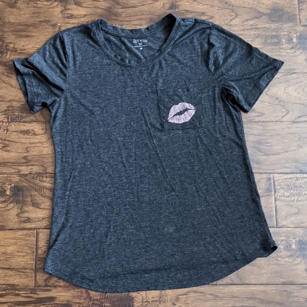 Gray Kiss pocket tee